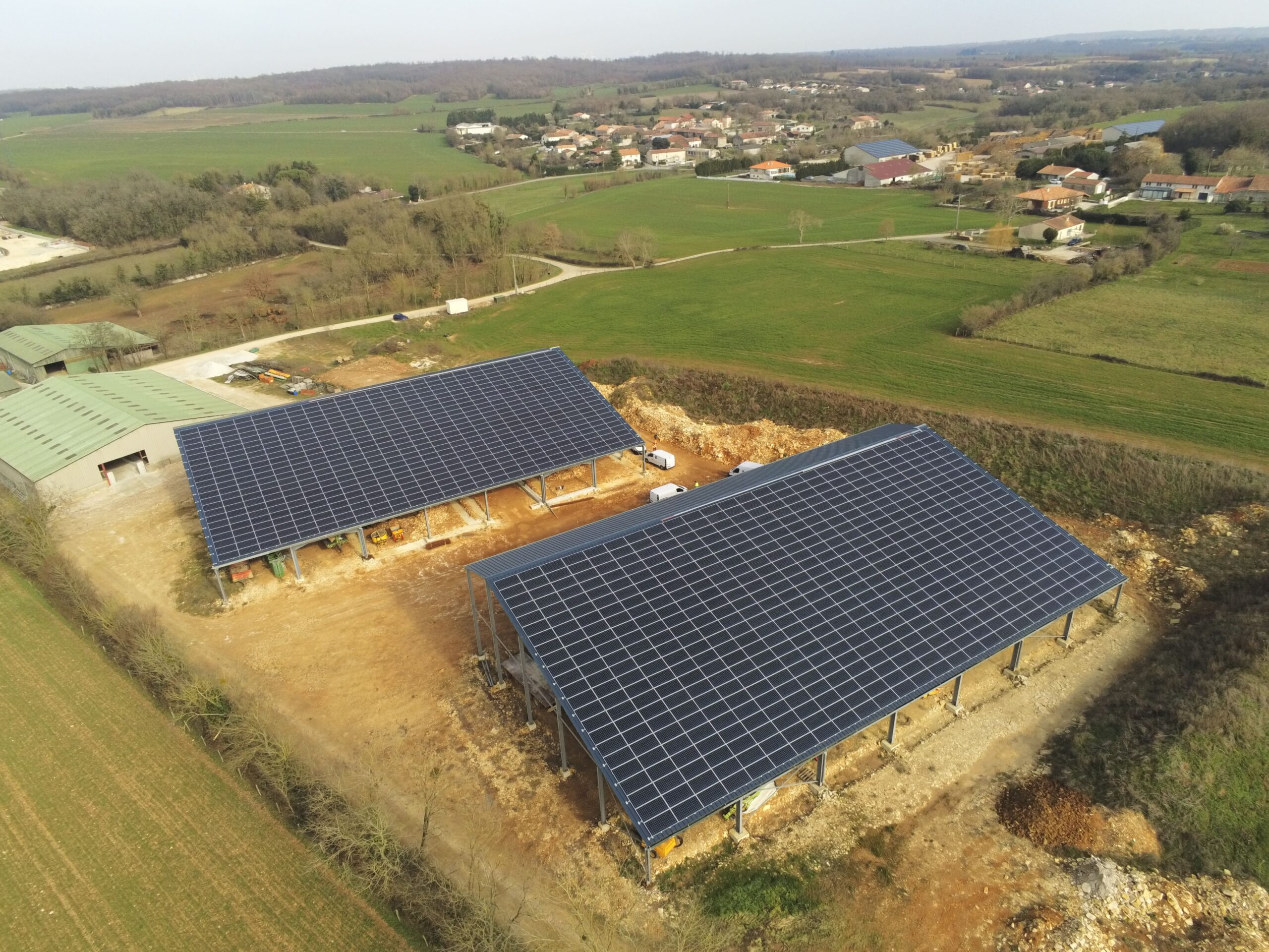 Deux locaux agricoles sur lesquels on voit des panneaux photovoltaïques